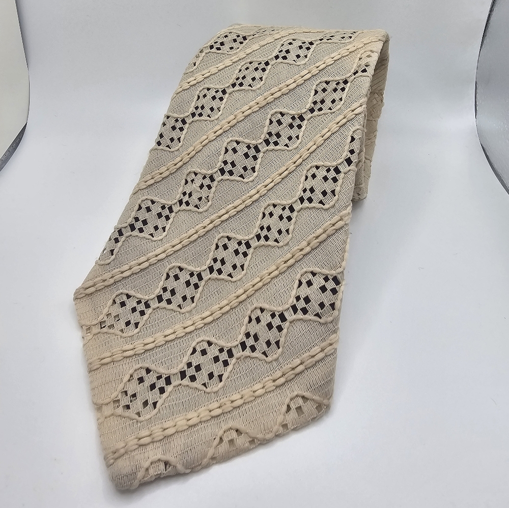 Vintage unbranded men's cream color cloth pattern tie